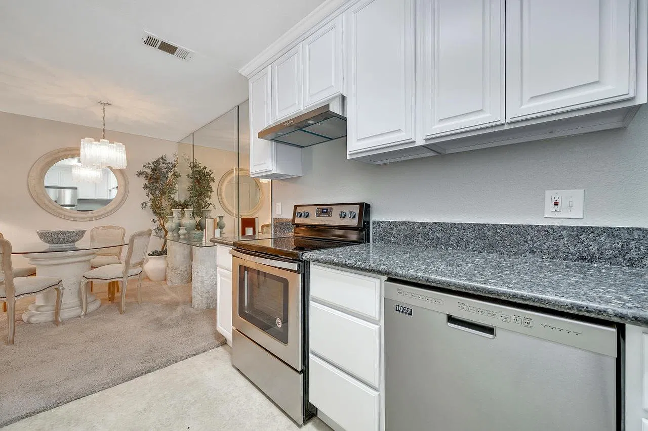 685 N Ashurst Ct — Photo 4