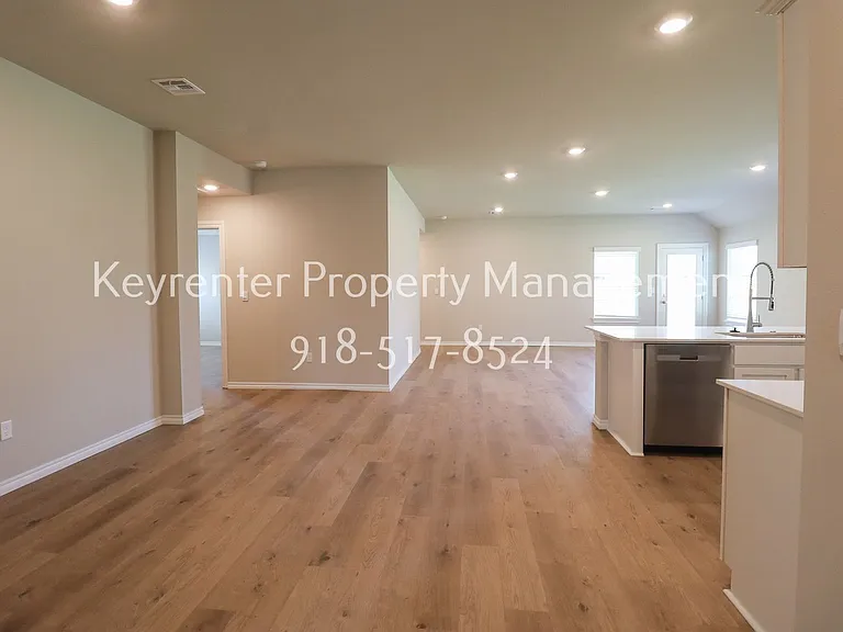 15610 S 75th East Ave — Photo 11