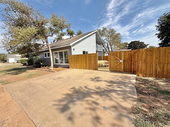 3rd image of 900 E Elm St