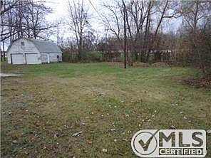 261-907661 Yard.JPG