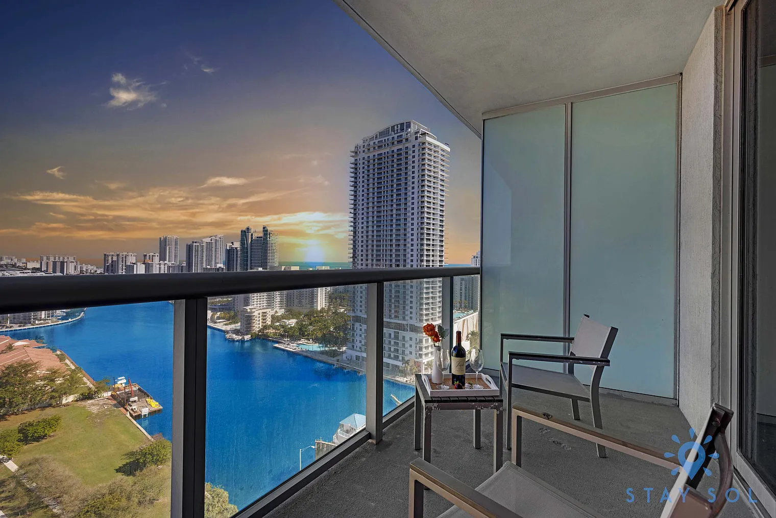 2 bed, 2.0 bath, 990 sqft, $4,080 — Photo 3