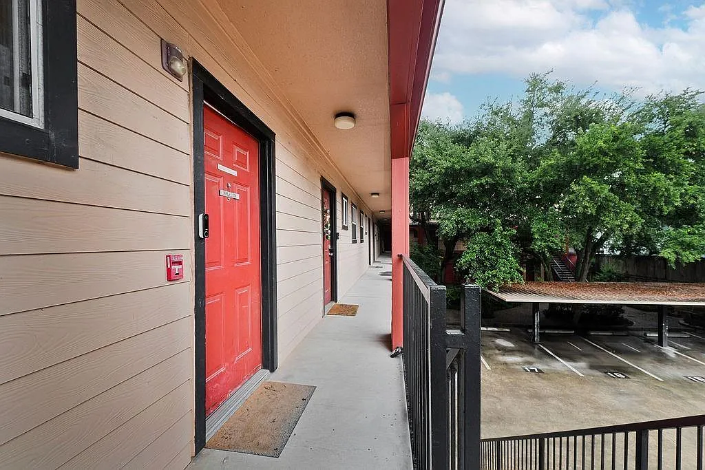 2 bed, 1.5 bath, 1426 sqft, $2,300 — Photo 3