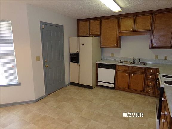 2nd image of 101 Live Oak Dr