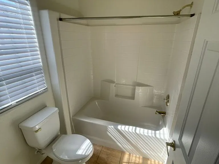251 Queens Ct — Photo 19