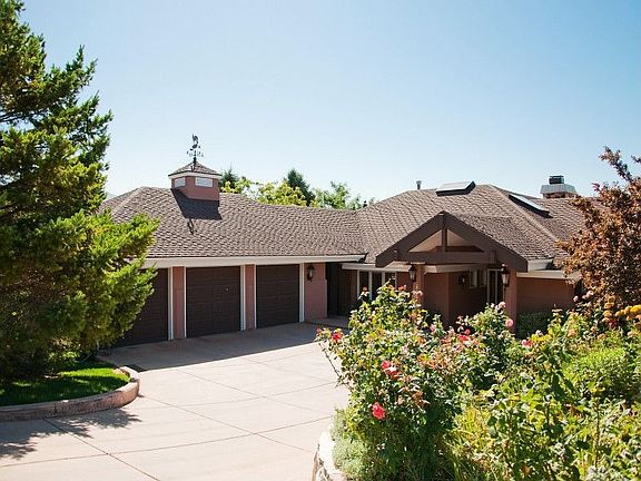 3 Car Garage/Heated Driveway