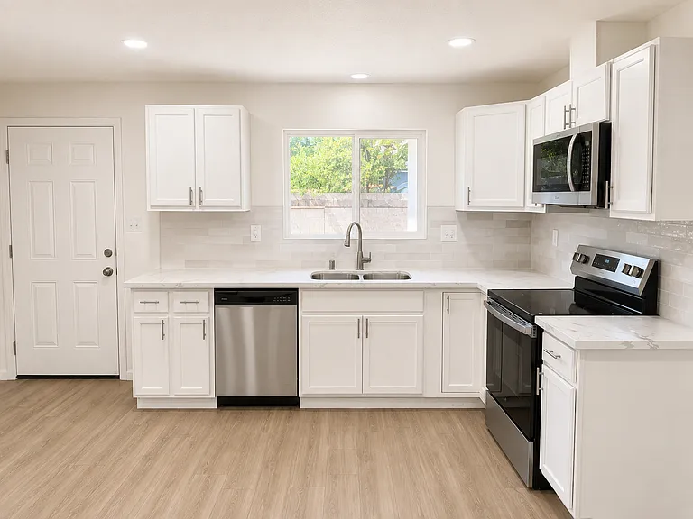 1021 E Cortland Ave — Photo 4