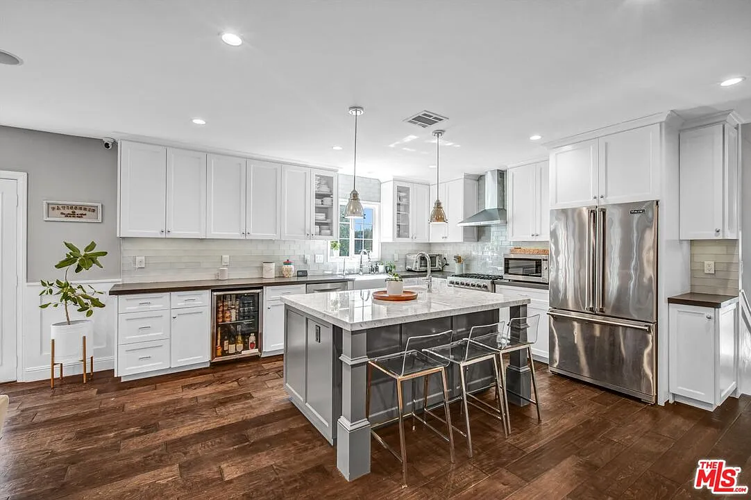 3 bed, 3.5 bath, 2405 sqft, $8,900 — Photo 3