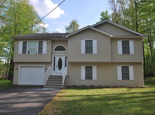 3287 Beech Ridge Dr, Pocono Summit, PA 18346