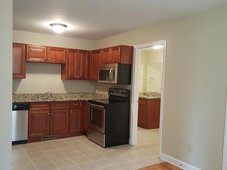 1102 Fowler St — Photo 3
