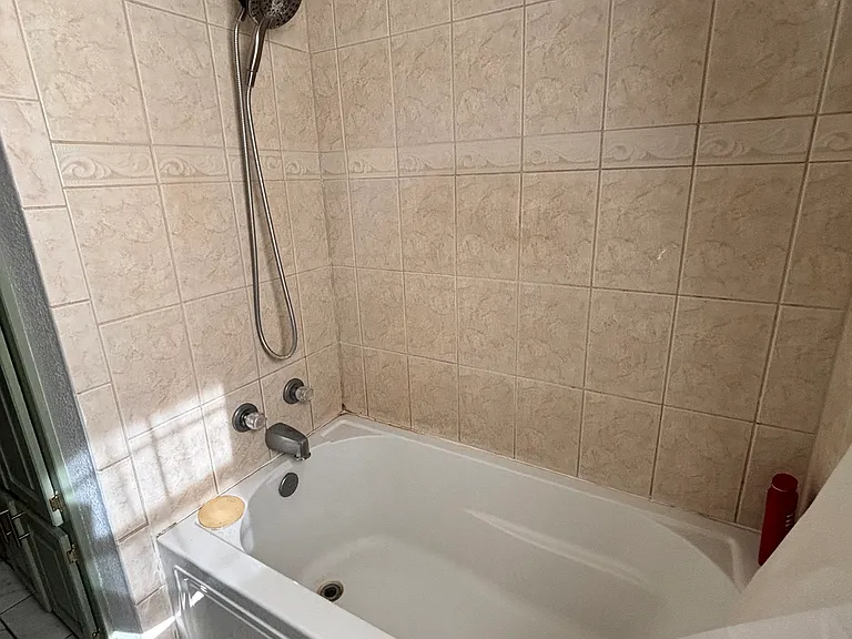 2nd Bathroom Shower/Tub