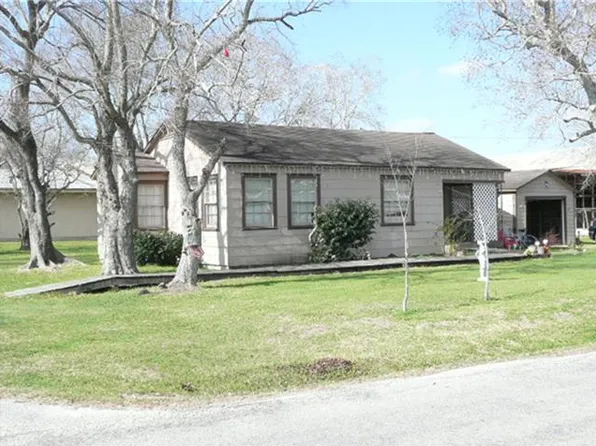 109 Tura St, El Campo, TX 77437
