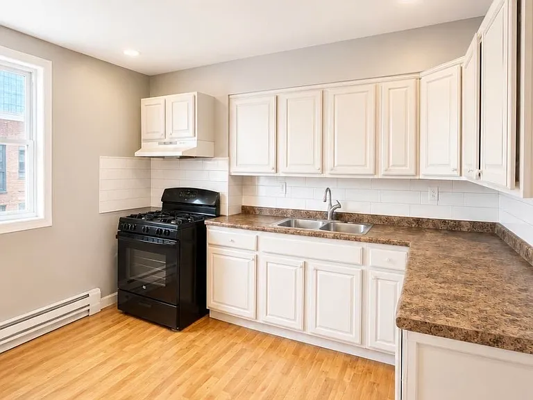 580 Summit Ave #2 — Photo 2