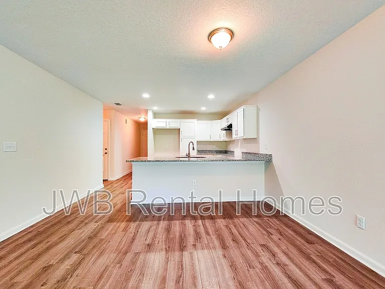 2815 Robert St — Photo 4