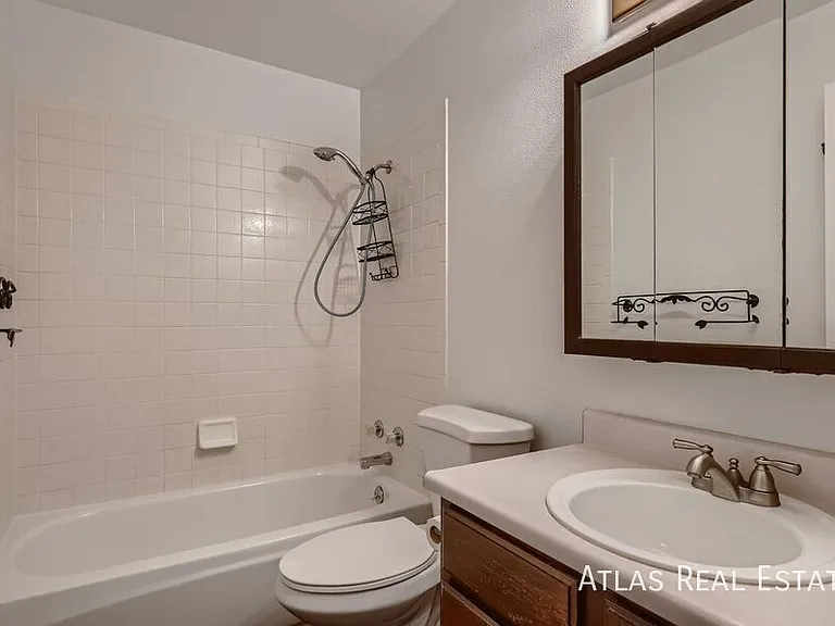 4717 W B St — Photo 8