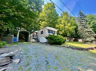 160 Oak Dr, Greentown, PA 18426