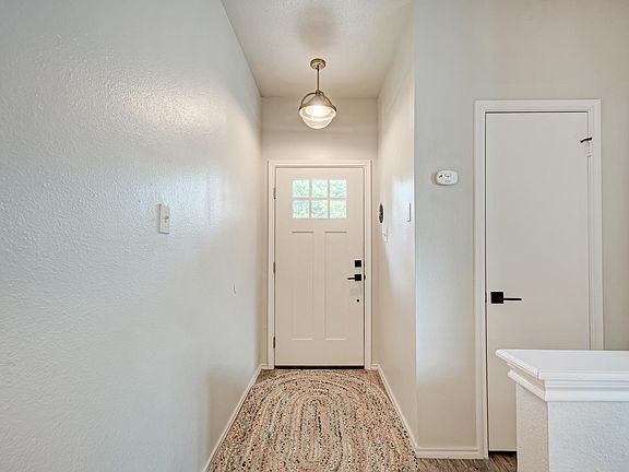 5th image of 922 Thackeray Ln