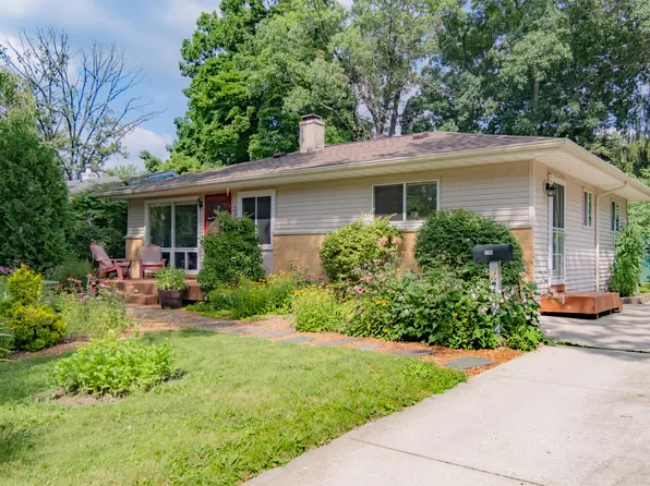 2104 S Circle Dr, Ann Arbor, MI 48103