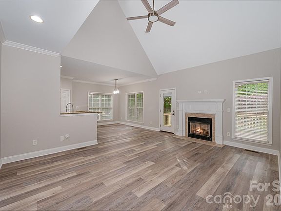 4th image of 1033 Marguerite Dr