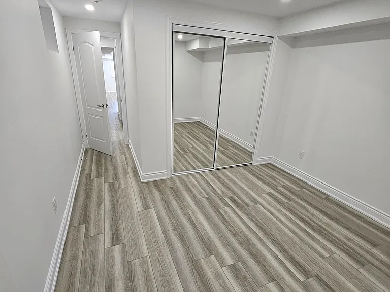 1290 Duignan Cres #LOWER — Photo 19