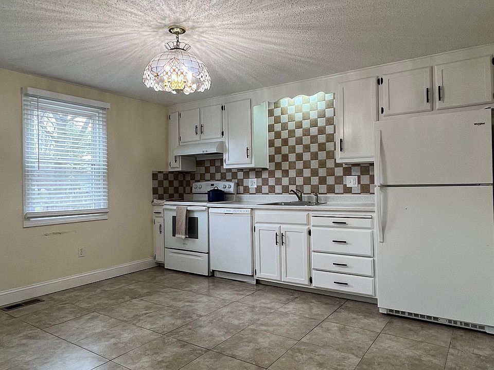 1st image of 3 Garland Dr #3