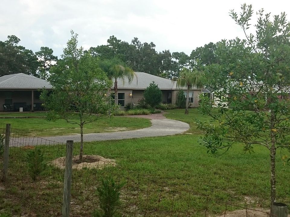 Front of House and Detached Suite. Located on 1 1/2 acres, close to shopping and restaurants with the benefits of quite country living.
