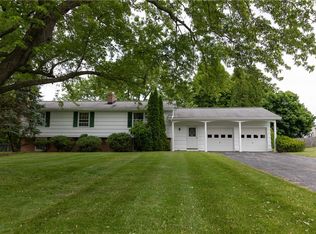 6 Candlewood Dr, Pittsford, NY 14534