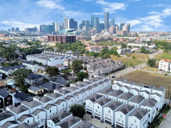 2704 Freund St, Houston, TX 77003