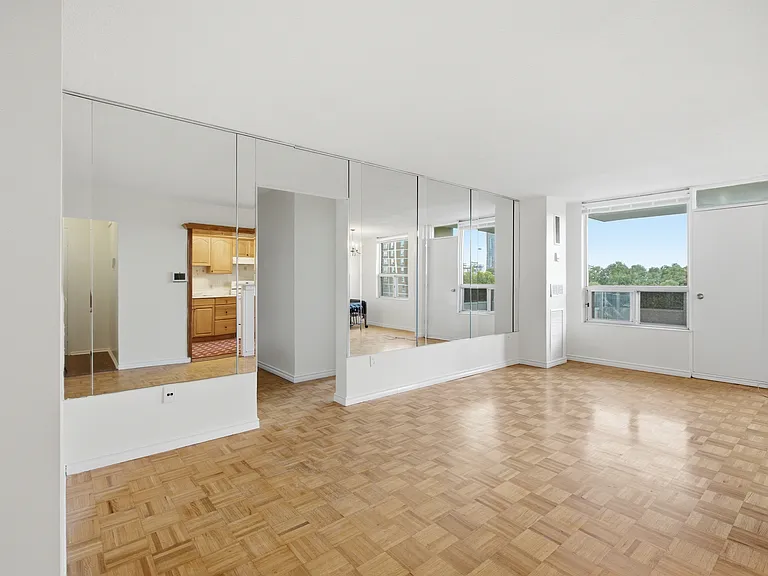20 Edgecliff Golfway #1209 — Photo 5