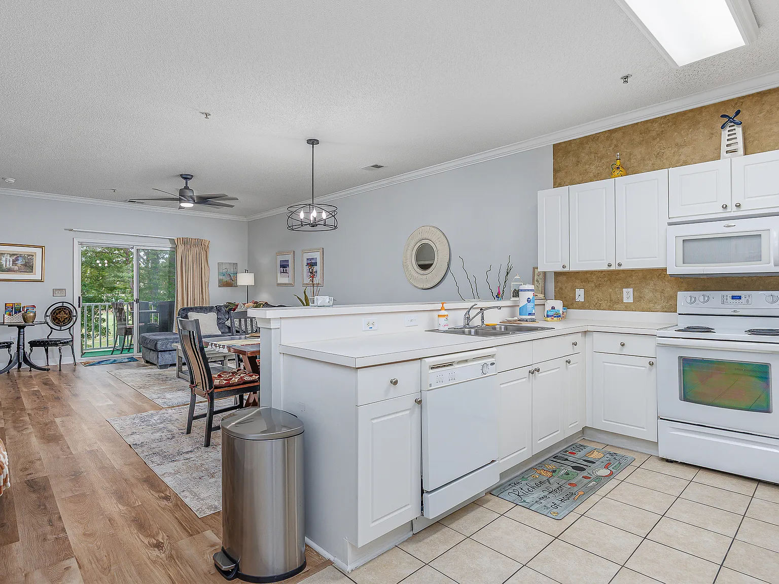 2 bed, 900 sqft, $1,700 — Photo 2
