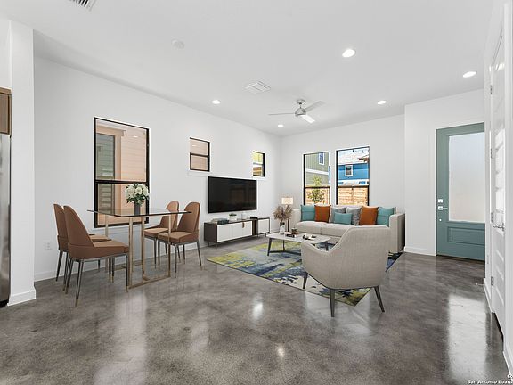 2nd image of 914 N Olive St #601