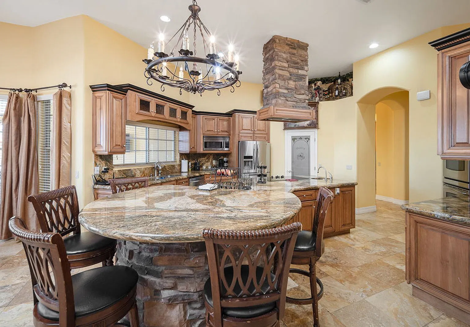 4 bed, 4.5 bath, 3723 sqft, $5,000 — Photo 3