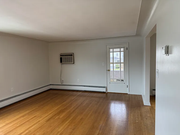 307 Warren St — Photo 6