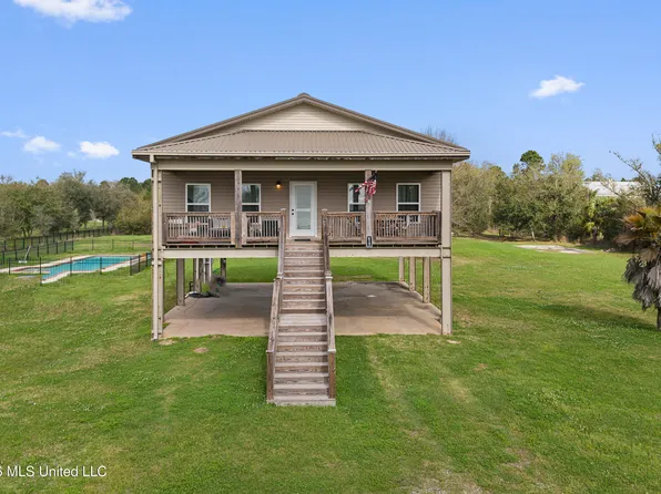 412 S Beach Blvd, Waveland, MS 39576
