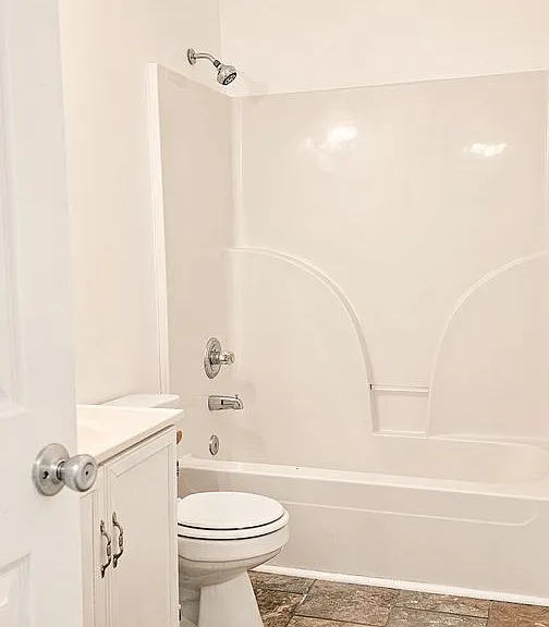 Beautifully updated 4 Bedroom/2 Bathroom downstairs apartment — Photo 23