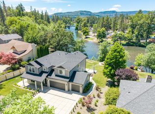 1090 Anglers Pl, Shady Cove, OR 97539