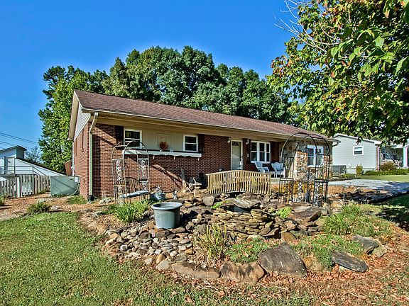 2nd image of 833 Alma Ln