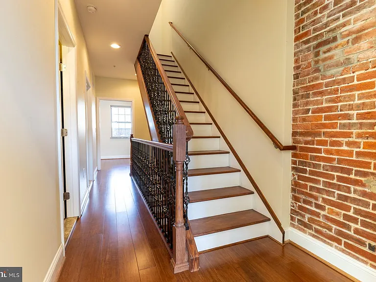 235 W Jefferson St — Photo 18