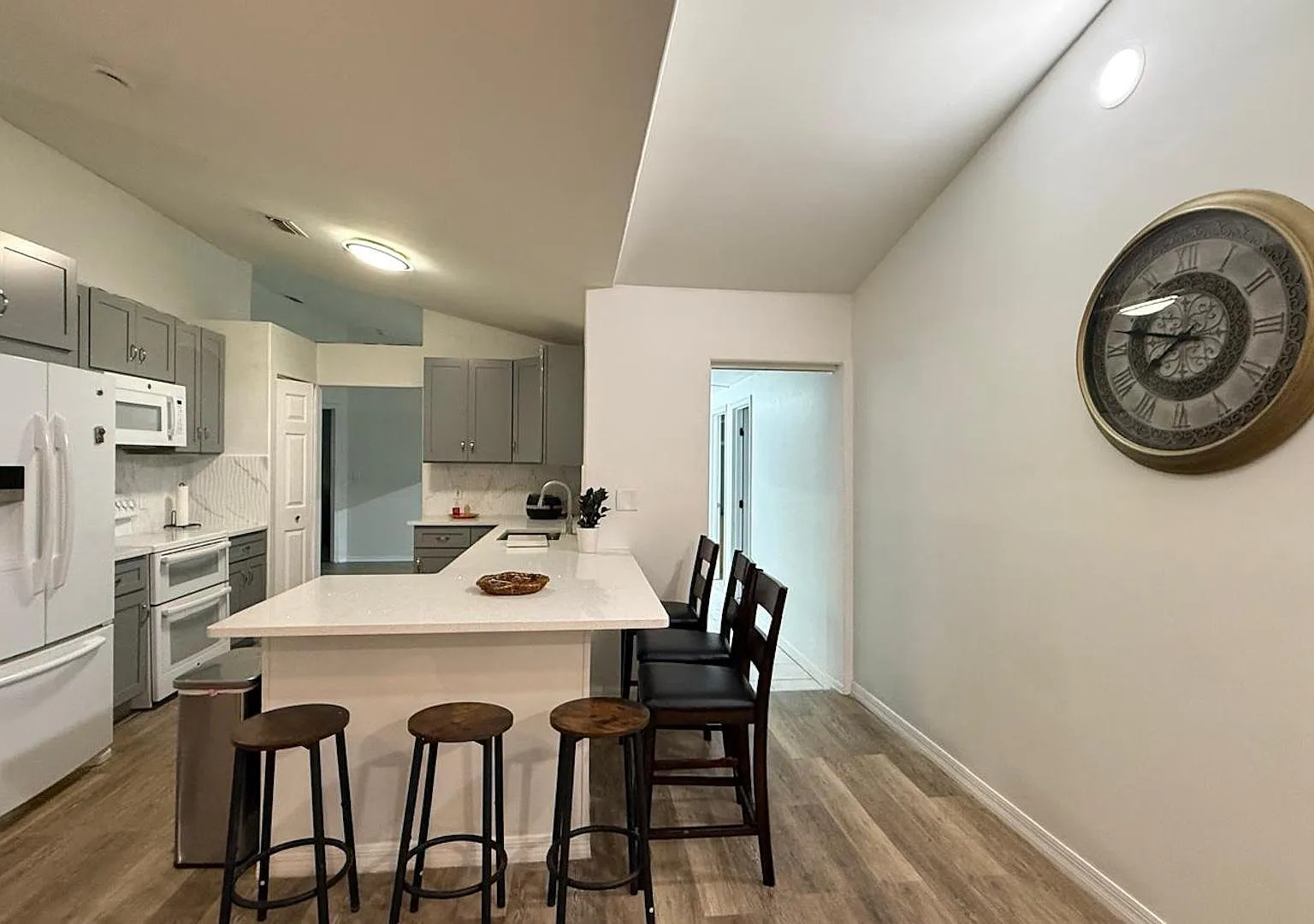 4 bed, 2.0 bath, 1800 sqft, $819 — Photo 2