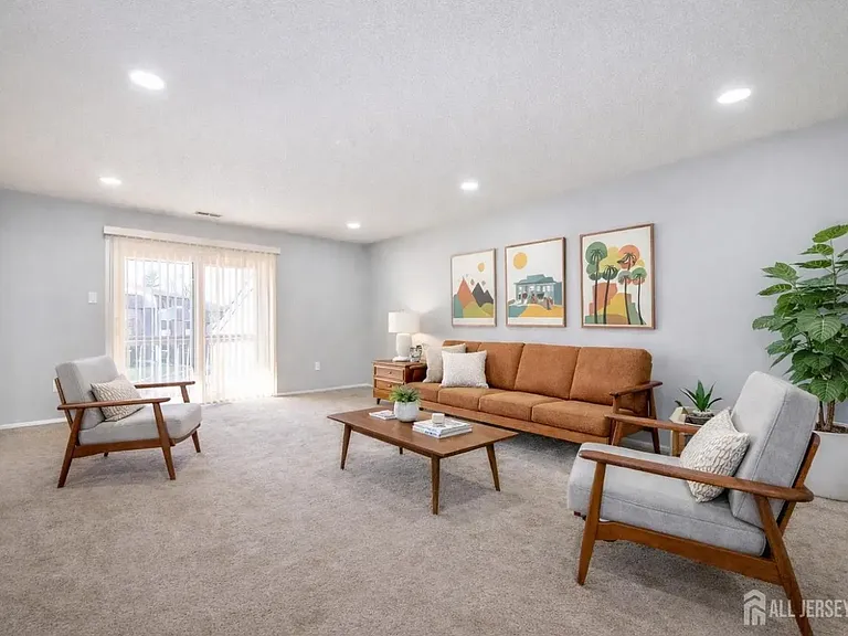 1614 Edison Glen Ter — Photo 3