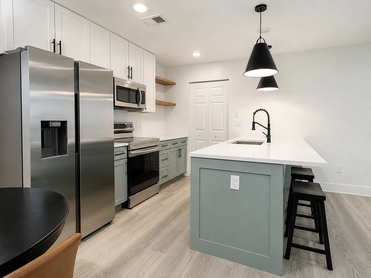 2 bed, 976 sqft, $3,295 — Photo 1