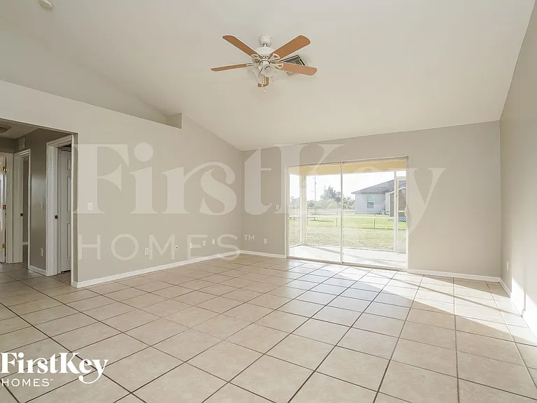 1702 NW 18th St — Photo 2