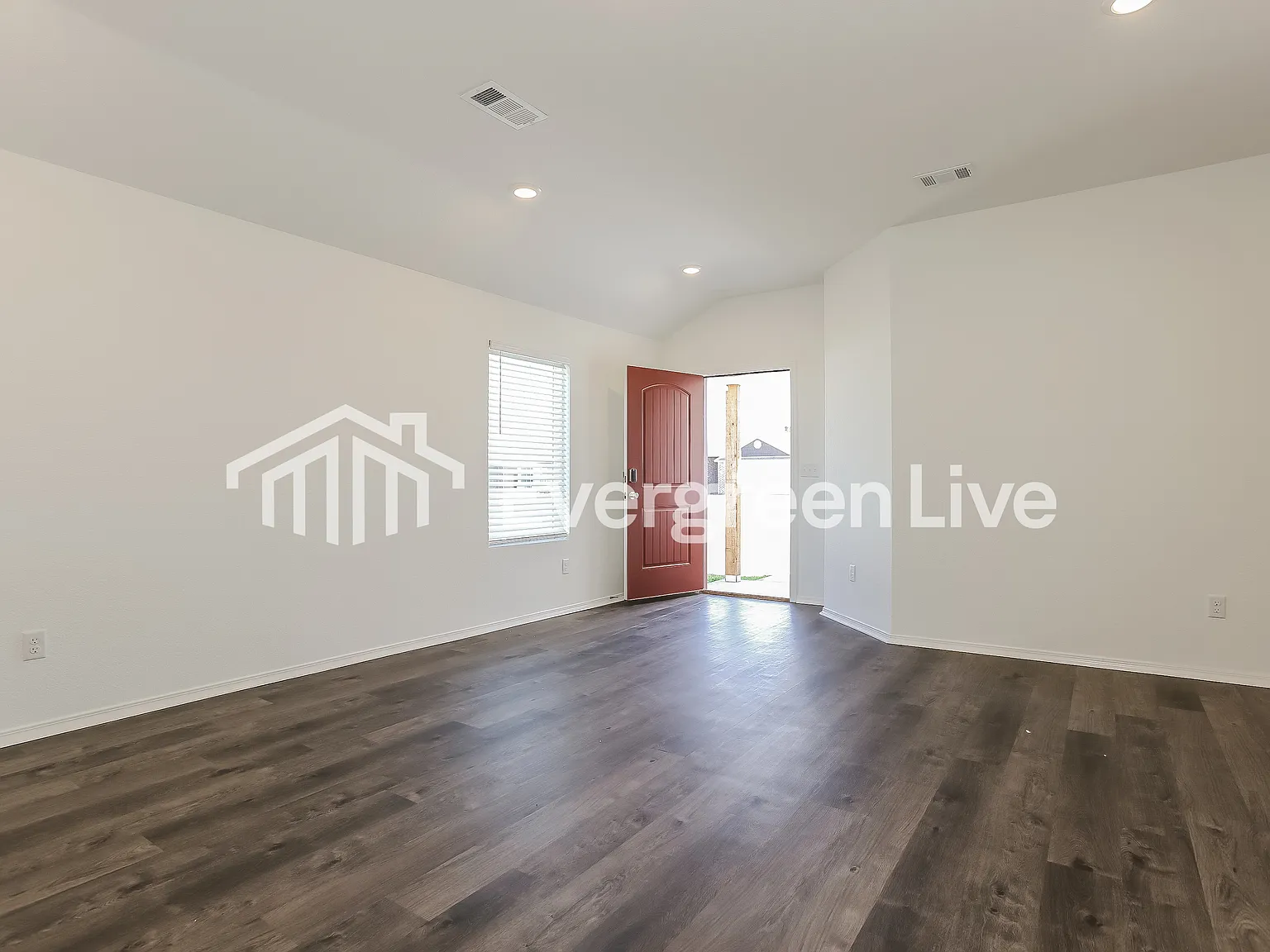 3 bed, 2.0 bath, 1301 sqft, $1,260 — Photo 2