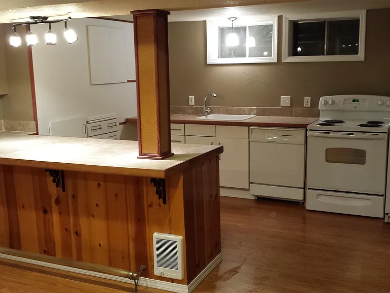 Kitchen with eat-at-bar