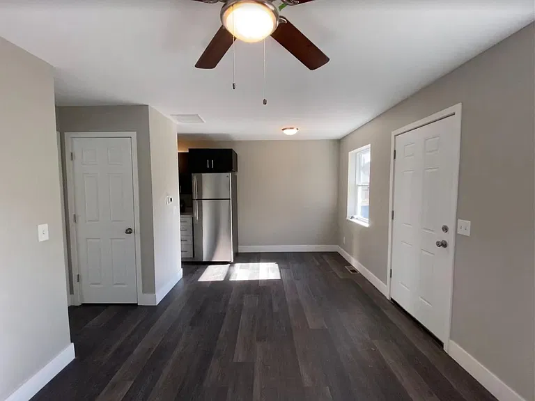 814 Easton St — Photo 6