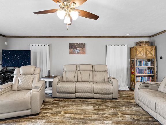 4th image of 305 Oakwood Rd