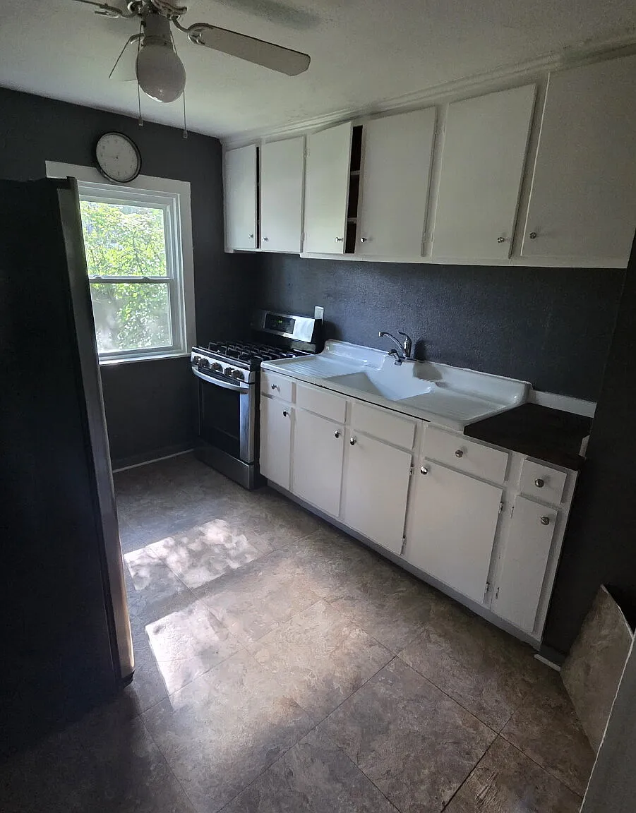 2 bed, 1.0 bath, 884 sqft, $1,050 — Photo 3