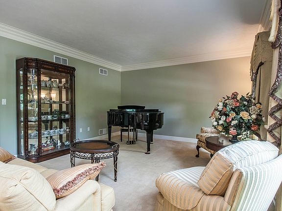3rd image of 3047 Canterbury Dr