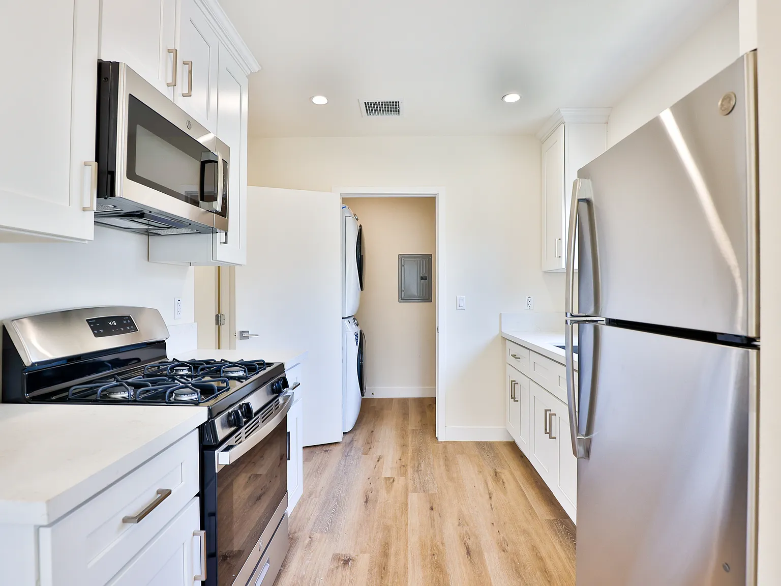 2 bed, 750 sqft, $3,200 — Photo 1