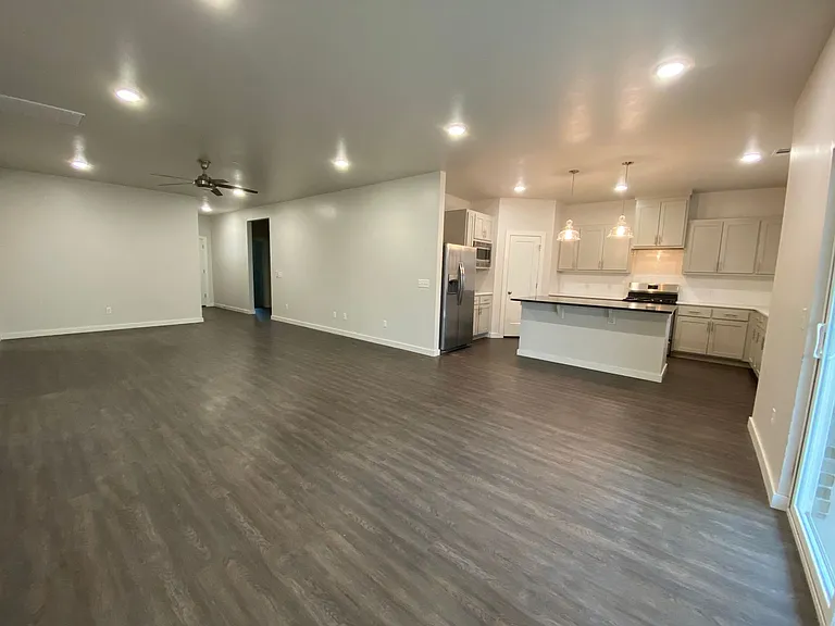 504 Martina Ln — Photo 18
