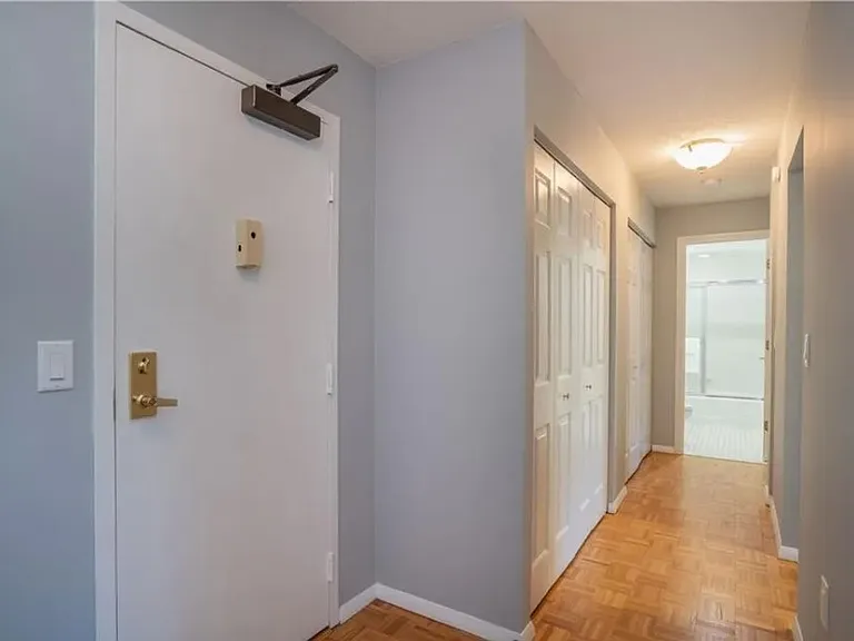 887 Farmington Ave #1E — Photo 12